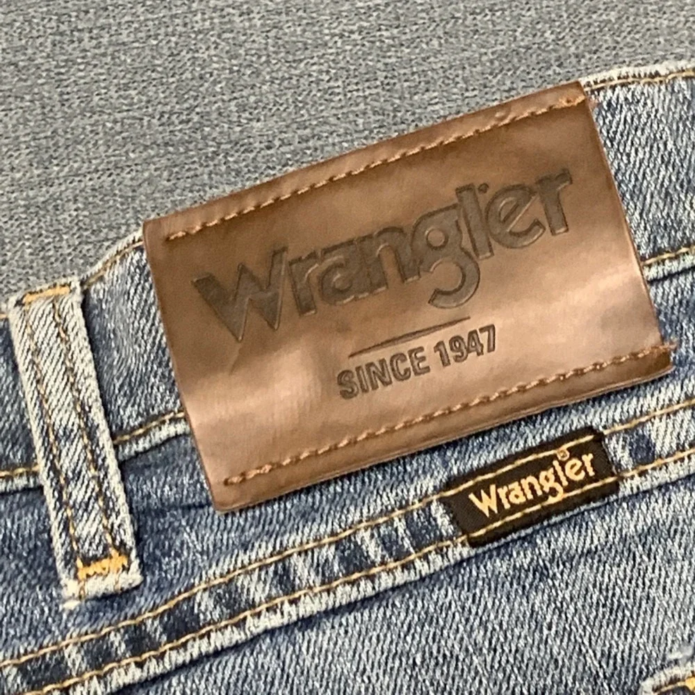 Wrangler Jeans Mens 34x29 Blue Denim Cotton Medium Wash Distressed Relaxed Fit